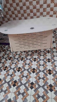 ميز دراسة • نضيف