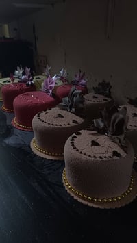 خلفه كيك ومعجنات بجميع اصنافهن متفرغ للعمل للتواصل واتساب 07817884967،