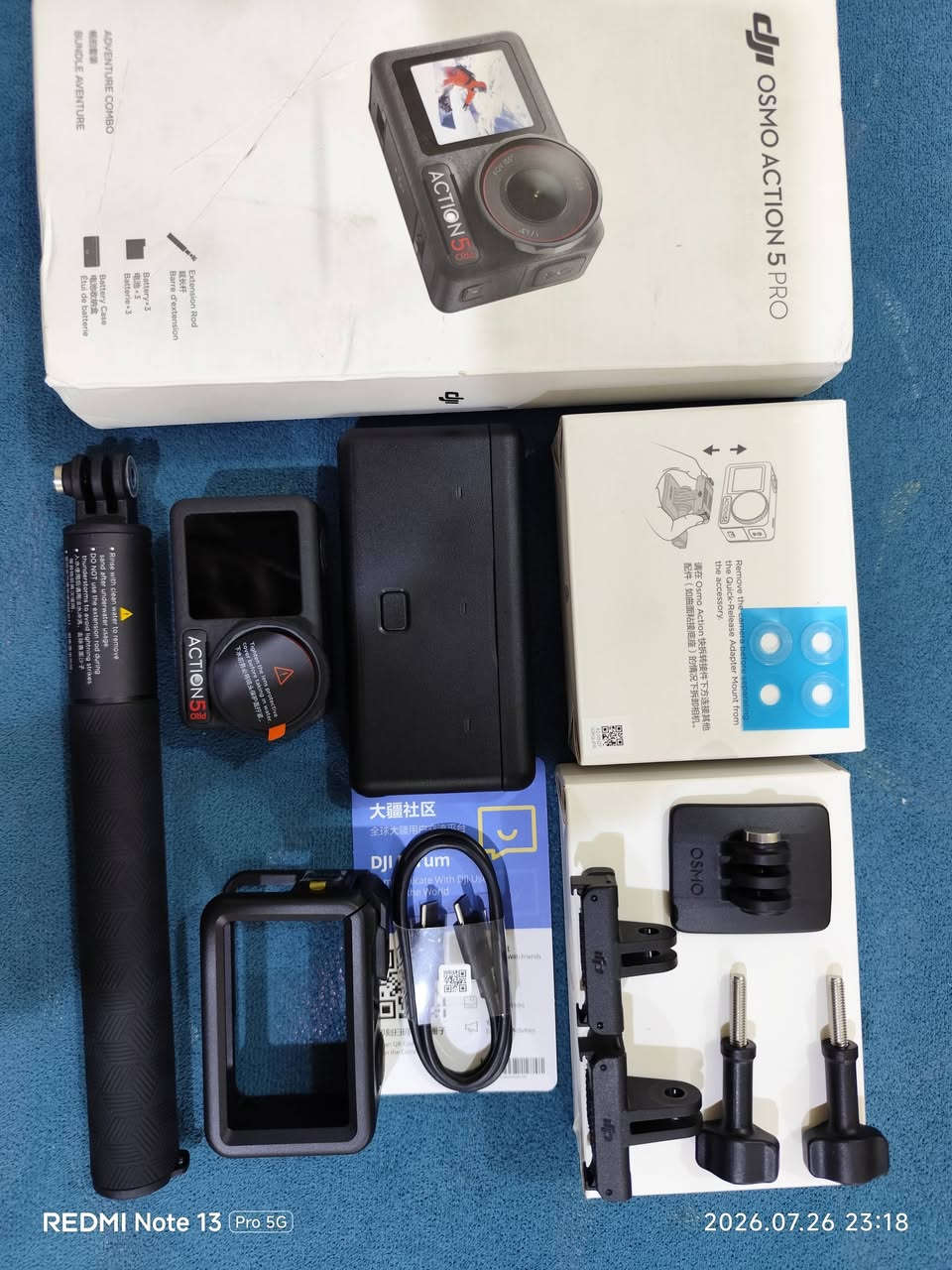سعر الكاميرا  650 الف / سعر المايك 100 الف
***********  للحجز واتساب  توصيل 5 جميع المحافظات
كاميرا المغامرات الاحترافية والأحدث DJI Osmo Action 5 Pro (نسخة الـ Adventure Combo الكاملة) 📸الكاميرا الأقوى بصناعة المحتوى، الفلوغات، الغوص، والرياضات القاسية بأعلى المواصفات والتقنيات التقنية.⚙️ الدقة وجودة التصوير (Resolution):دقة الفيديوهات: تصوير خارق بدقة 4K بسرعة تصل إلى 120 إطارا في الثانية (4K/120fps) لقطات فائقة السلاسة.دقة الصور الفوتوغرافية: التقاط صور مذهلة بدقة 40 ميجابكسل (40MP Burst Shooting) لتفاصيل متناهية الوضوح.ألوان سينمائية: دعم تصوير 10-bit D-Log M و HLG لمعالجة ألوان احترافية وتعديلها بسهولة.المستشعر: مستشعر متطور بحجم 1/1.3 إنش مع معالج 4 نانومتر، يقدم أداءً ثورياً في الإضاءة المنخفضة والتصوير الليلي (SuperNight Mode).🌊 مقاومة الماء والغوص (Waterproof):بدون كفر حماية: الكاميرا مقاومة للماء ومحكمة الإغلاق حتى عمق 20 متراً (66 قدماً) مباشرة في الماء.مع كفر غوص خارجي: تصل مقاومتها إلى عمق 60 متراً تحت الماء.ميزة فريدة: تحتوي على مستشعر قياس الضغط الجوي والمائي المدمج (Barometric & Hydrostatic Pressure) لبدء التسجيل تلقائياً عند النزول للماء وعرض العمق.🎥 المودات والوضعيات الاحترافية (Shooting Modes & Stabilizers):تثبيت سينمائي خارق: وضعية 360° HorizonSteady لتثبيت خط الأفق تماماً ووضعية RockSteady 3.0 لمنع أي اهتزاز أثناء الركض أو القيادة.تتبع الهدف (Subject Tracking): ميزة ذكية تبقي وجهك أو الهدف دائماً في منتصف الشاشة والتركيز عليه.العرض البطيء (Slow Motion): تصوير بطيء جداً وخارق يصل إلى 32x Super Slow Motion لالتقاط أدق حركات الأكشن.مودات إضافية: تدعم وضعيات التايم لابس الاحترافي (Time-Lapse)، البث المباشر (Live Stream)، كاميرا الويب (Webcam)، والتصوير العمودي الأصلي لمنصات السوشيال ميديا.📌 الملحقات الموجودة بالصورة (كاملة وبحالة الوكالة):الكاميرا الأساسية بشاشات OLED المزدوجة.البوكس الذكي للشحن (Battery Case) + 3 بطارية أصلية (تصل مدة التصوير للبطارية الواحدة إلى 4 ساعات).عصا السيلفي والامتداد الأصلية بطول 1.5 متر (Extension Rod).الإطار الحامي (Protective Frame) وقواعد التثبيت المغناطيسي السريع.
------------------------------------------------------------------------------------------------------------
 مايكروفون DJI Mic Mini
 نظام الصوت اللاسلكي الأصغر والأخف وزناً من شركة DJI العالمية. المايك يعطيك جودة صوت احترافية ونقاء عالي جداً مع ميزة عزل الضوضاء الذكي، وهو مثالي جداً لصناع المحتوى والفلوغات.
التوافق وإمكانيات الربط:مع الموبايلات (آيفون وأندرويد): يربط مباشرة عبر قطعة الـ Type-C المرفقة بالأسفل، أو لاسلكياً عبر البلوتوث المباشر (Direct Bluetooth) بدون أي قطع إضافية.مع كاميرات DJI ومنظومتها: يدعم ميزة DJI OsmoAudio™ للربط اللاسلكي المباشر بدون جهاز استقبال مع الكاميرات التالية: (Osmo Pocket 3 / Action 5 Pro / Action 4 / درون DJI Neo).مع الكاميرات الاحترافية (DSLR): يتم ربطه بواسطة كابل الصوت 3.5mm TRS المرفق. الملحقات المتوفرة (كاملة ونظيفة جداً كما في الصورة):الكرتون الأصلي للجهاز.عدد (1) جهاز إرسال (مايك أسود بوزن 10 غرامات) + عدد (1) جهاز استقبال.علبة الحفظ والشحن الذكية (Charging Case).محول توصيل الموبايل (Type-C Adapter).كابل الكاميرا (3.5mm TRS) + كابل الشحن Type-C.مغناطيس التثبيت على الملابس + الحامي من الرياح والهواء (الوشوشة).حقيبة القماش الأصلية لحماية الملحقات
