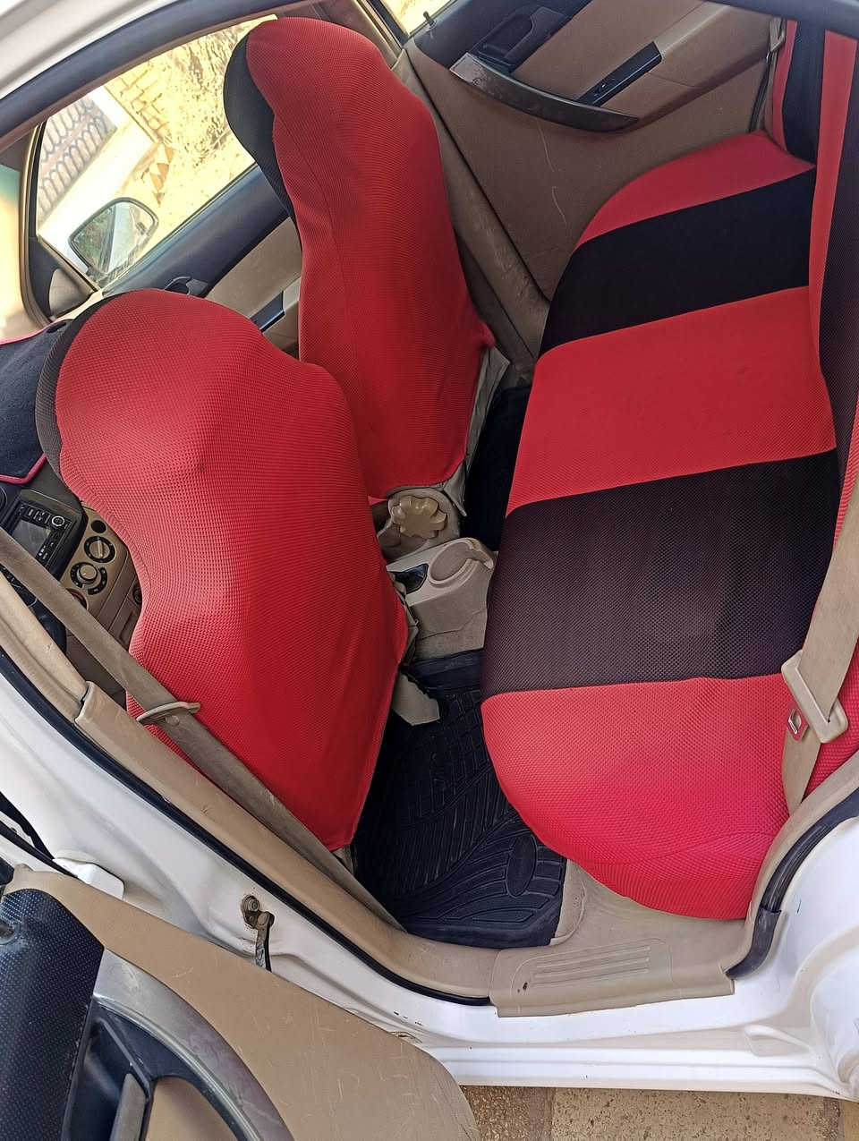 السلام عليكم افيو موديل 2010 خليجي گير و مكينه في حاله جيده + الكهربائية كلها شغاله 
الحداديه نص عمر 
سنويه صاقطه ب اسمي 
السياره بيها بنيد و جاملغ 
المكان الديوانية للاتصال ***********
