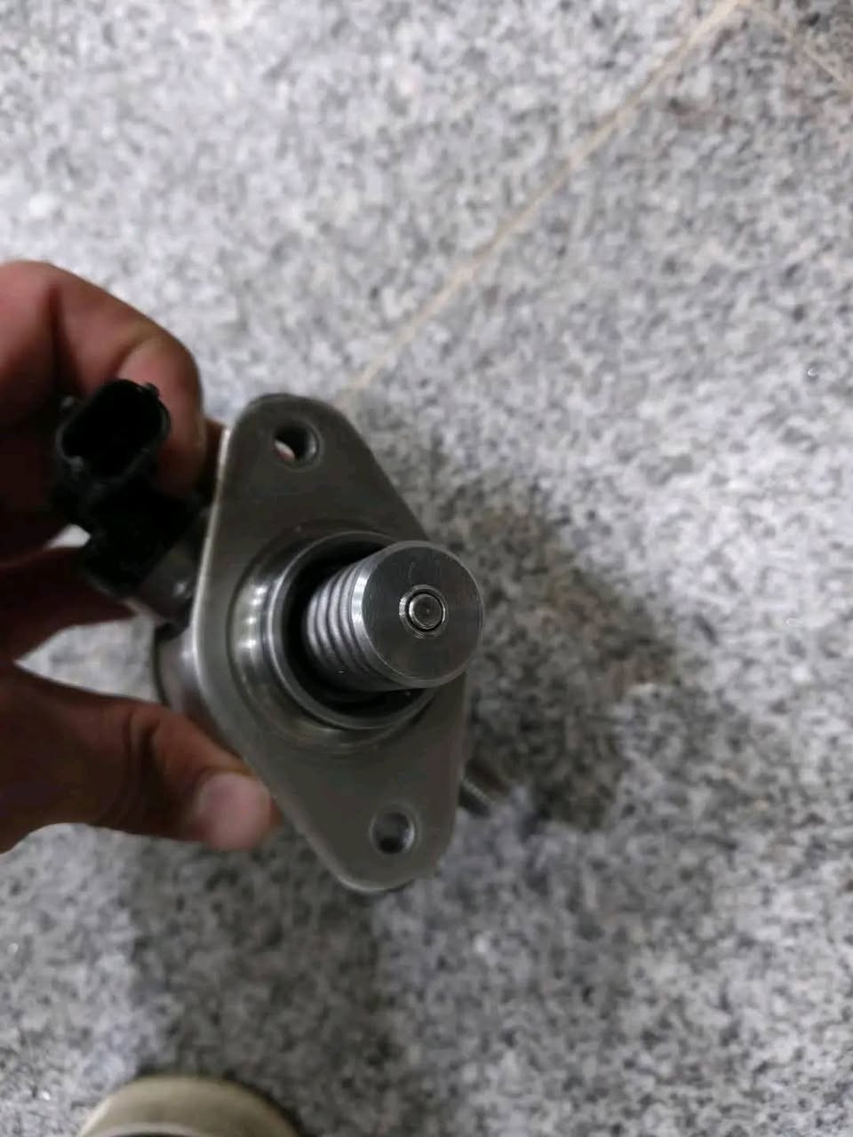 هذه القطعة الظاهرة في الصور هي مضخة الوقود ذات الضغط العالي (High Pressure Fuel Pump - HPFP) وتُعرف محلياً بمضخة "الجذع" أو "الفليت" الخاصة بنظام الحقن المباشر (GDI).
من خلال الأرقام المحفورة عليها بالليزر (12641740 ورقم الموديل HFS034-251A)، إليك التفاصيل الكاملة حول السيارات التي تستخدمها وأسعارها:
​1. السيارات التي تستخدم هذه المضخة
​هذه المضخة مخصصة لسيارات مجموعة GM (جنرال موتورز) المزودة بمحركات 6 سلندر بسعة 3.0 لتر أو 3.6 لتر حقن مباشر (Direct Injection)، وتراكب على مجموعة واسعة من السيارات الإمريكية (الوارد إمريكي أو الخليجي) من موديلات 2010 فما فوق، وأبرزها:
​شيفورلييه (Chevrolet):
​كامارو (Camaro) بمحرك 6 سلندر (خاصة محركات LFX).
​ماليبو (Malibu) و إمبالا (Impala) بمحركات 3.6L.
​ترافيرس (Traverse) و إيكوينوكس (Equinox) و كابتيفا (Captiva Sport).
​جي إم سي (GMC):
​أكاديا (Acadia) بمحرك 3.6L.
​تيرين (Terrain) و كانيون (Canyon).
​كاديلاك (Cadillac):
​CTS, ATS, XTS, SRX بمحركات 3.0L و 3.6L.
​بيوك (Buick):
​لاكراس (LaCrosse) و إنكليف (Enclave).
هذه القطعة الظاهرة في الصور هي مضخة الوقود ذات الضغط العالي (High Pressure Fuel Pump - HPFP) وتُعرف محلياً بمضخة "الجذع" أو "الفليت" الخاصة بنظام الحقن المباشر (GDI).


**إذا كنت صاحب هذا الإعلان وتريد حذفه لأي سبب، رجاءا أرسل رسالة إلى الدعم الفني**