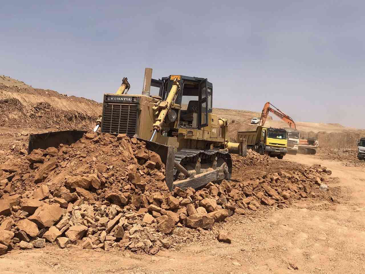 بلدوزر لللبیع 
حجم ١٥٥

رقم كركوك 

مكفول كفالە‌ عام كیر محرك توركم 

حدادیە‌ نضيف جدا

موشراي لا خابر

***********
