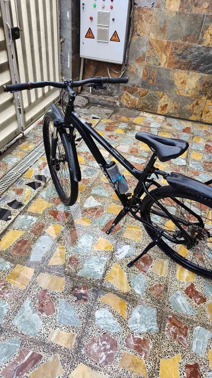 السلام عليكم
اخوان بايسكل يونيفيكا امريكي اصلي تعال و اتأكد منه بنفسك البايسكل ضايفله كشن و جاملغ مال طين امامي و خلفي و بريكات هايدروليك شيمانو اصلي و قاعدة مال مطارة و مبدل المكينة مالته البايسكل دبلات شغاله ممتازة و بريكات همين شغالة و قبل اسبوعين شديت البريكات هذني و الكشن مريح جداً البايسكل محافظ عليه كلش و نظافته اخو الجديد حجم الويل 29 يجي ب 8 نمر خلفيه و نمرة وحدة اماميه البايسكل طالع بيه للكاظم و للمتنبي و للزوراء و جدا مريح و حلو بالسياقة الغراض اللي اشدهن عليه كلهن اصليات مابيه اي شي صيني او نوعيه رديئة كله اصلي و مثل ما واضح بالصور لونه اسود و شكله كلش حلو صارله يمي سنة بالضبط
السعر 350الف و بيه مجال بسيط جداً
للأستفسار متوفر على الواتساب فقط ***********
و شكراً
