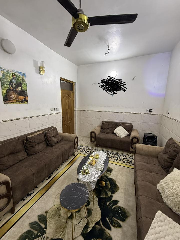 بيت للبيع  100 متر واجهة 5 متر نزال 20 متر 2 طابق 3 غرف نوم استقبال صاله 2 ترك حمام مرافق واحد كامل الثاني مكامل 2 سطح بيتونه كبيره  كراج بيت مرتب السعر خاص او اتصل العنوان حي البساتين شارع الشيخ منهل قرب قصابه الموسوي فرع كبير  ***********
