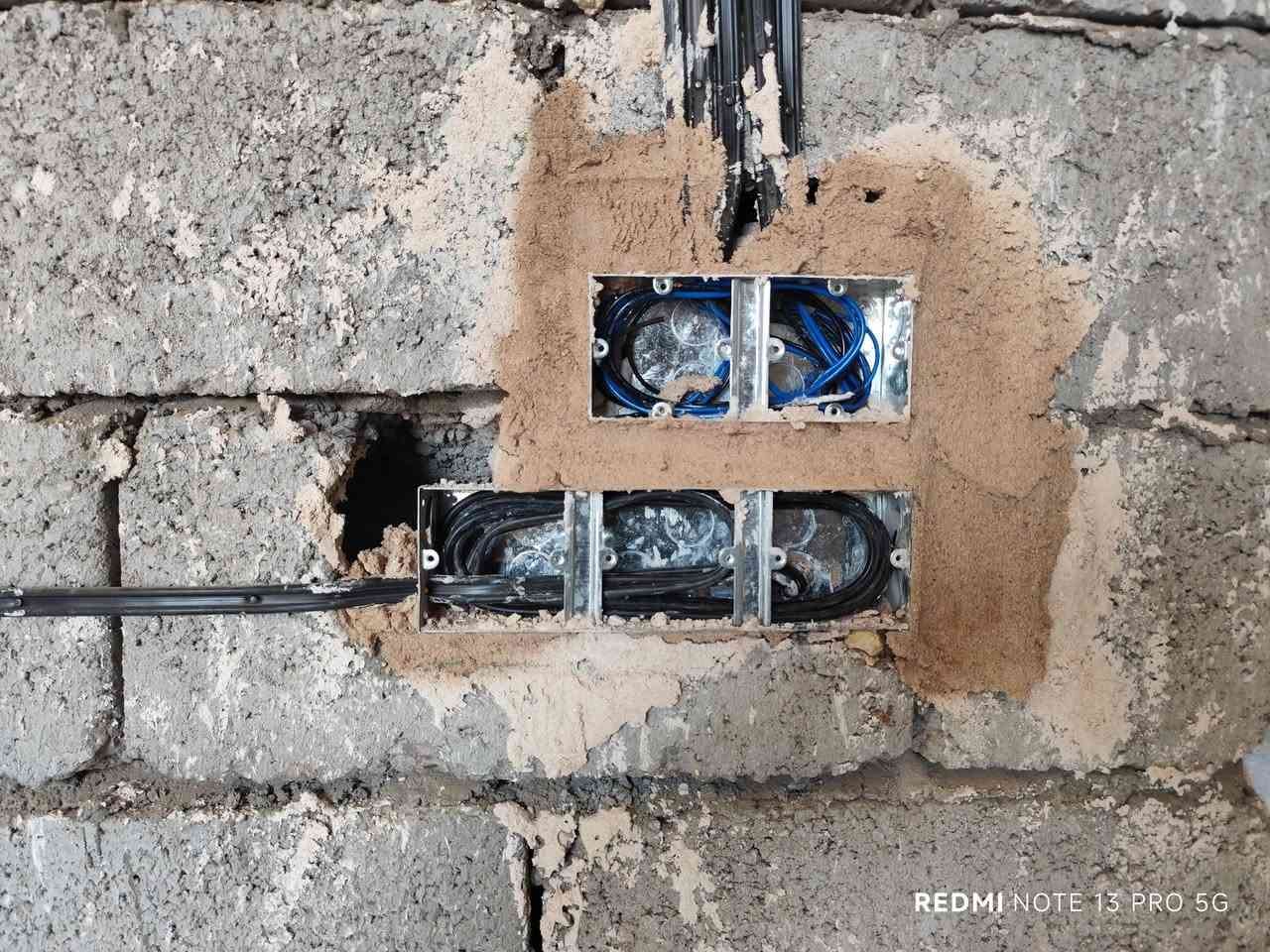 ا
السلام عليكم نشرت فديو لتأسيس سمنز البارحه مو شغلي للمعلومه شغل احدد الكهربائيين الي يكول واحد عراق وكتبت عليه ب الف ونص تفاجأت ولا واحد قدم نصيحه بالتعاليق او انتقد العمل لكن شوفو شكد نقاد علئ هذا شغلي وفلاسفه راح يتمالقون هذه نموذج بسيط كلش من عملي بالسيمنز لان مااحب اصور السيمنز نهائيا نادرا مااصوره 
تحياتي الكم
انور سهل الكهربائي
ذي قار قلعه سكر للعمل كافه المحافضات عمل بوردات السيطرة تاسيس سمنز بوري ترانك كيبل منازل شقق سكنيه
***********
