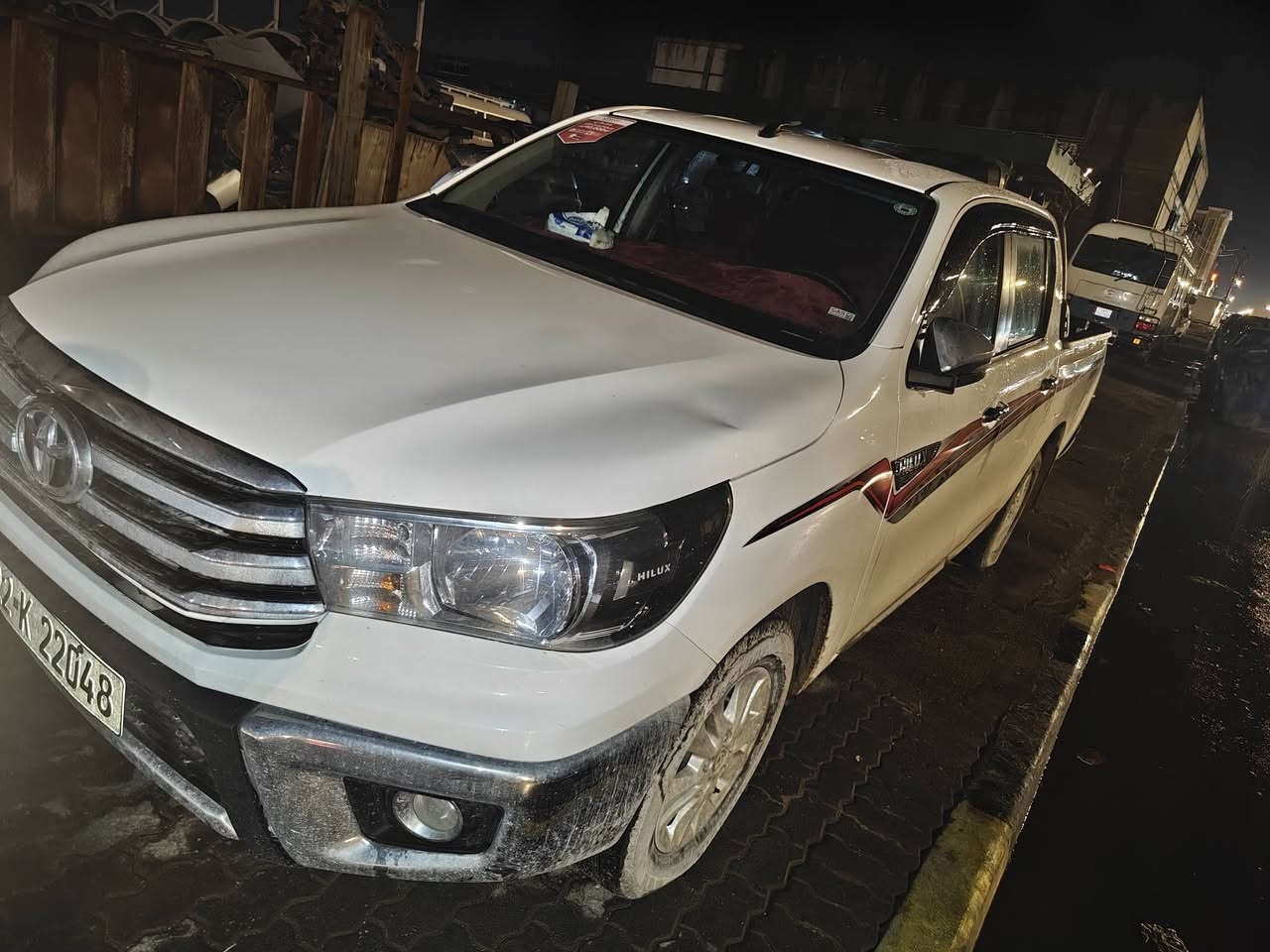 هايلوكس 2025 فول اوتماتك وكاله ساز رقم شمالي ماشي 31 الف نضيفه ومكفوله مدوشمه جديد من الداخل كامله سعر  300 رقم *********** مكانهه بصرة
