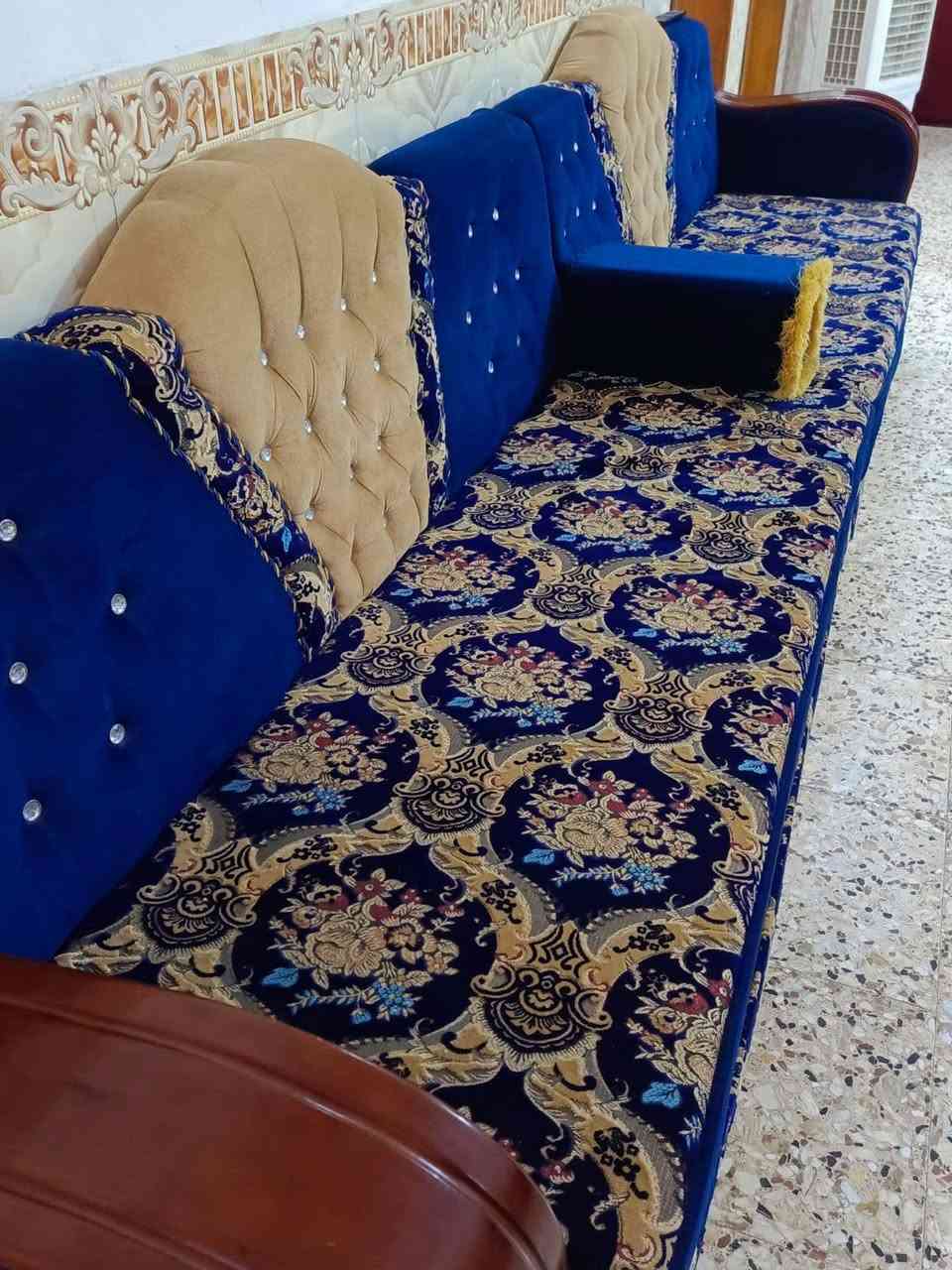 السلام عليكم تخم للبيع نظيف جدا مفصل تفصال شغله درجه اولى كله من هذا البلوك اسود او البلاويد طوله 16متر يعني 8مقاعد مكاني كربلاء العطيشي ***********
