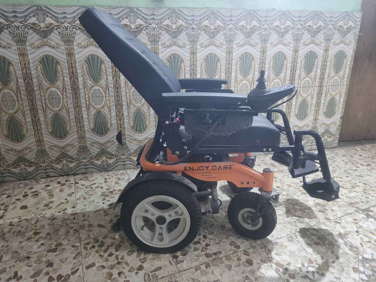 عربانه لل بيع جديده بدون تياستخدام 
مكانه النجف الاشرف 
لل تواصل عله هاذا الرقم 
***********
السعر 300الف وبيها مجال
