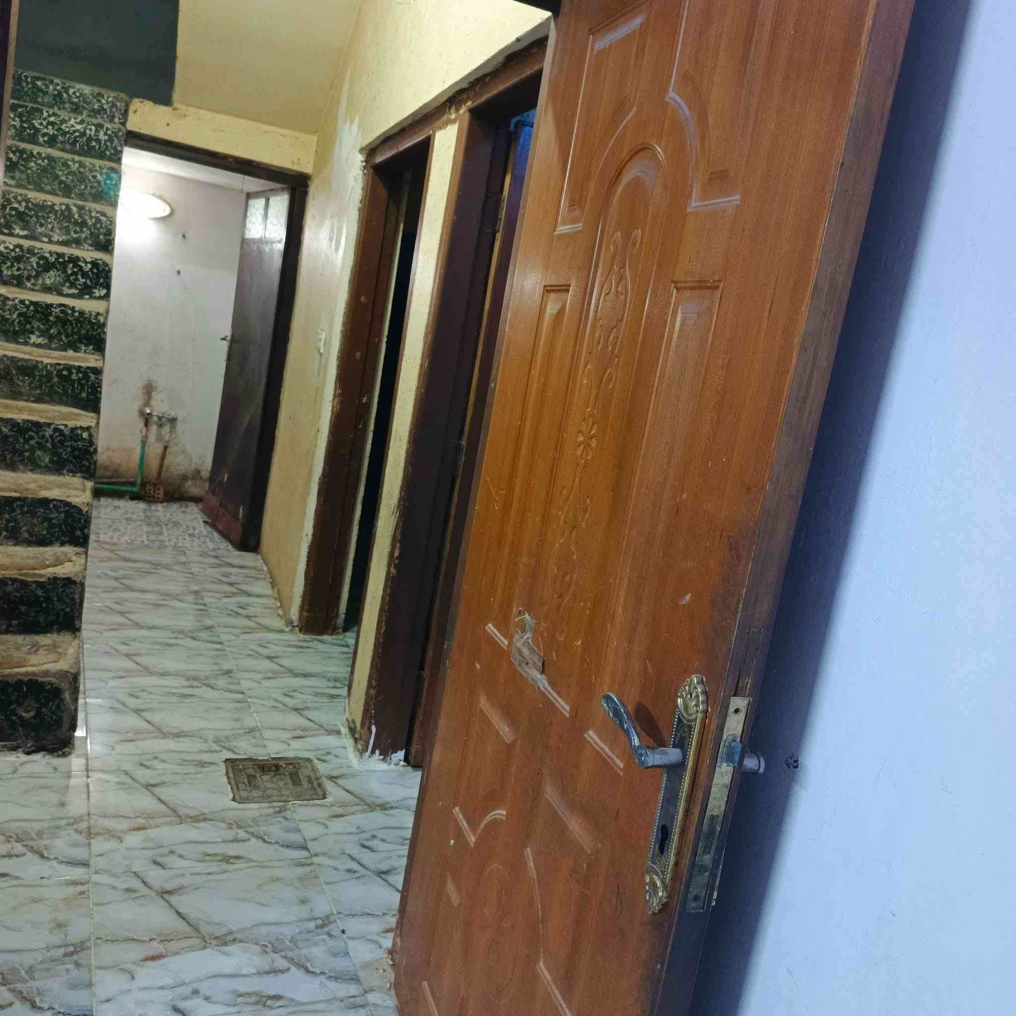 دار حديث للبيع يتكون من غرفتين نوم استقبال ومطبخ وصحيات وكراجين وحديقة الموقع هبهب القديمه قرب مدرسة طليطلة طابو صرف المساحة ٢٣٠ متر الاستفسار عله الرقم ***********
