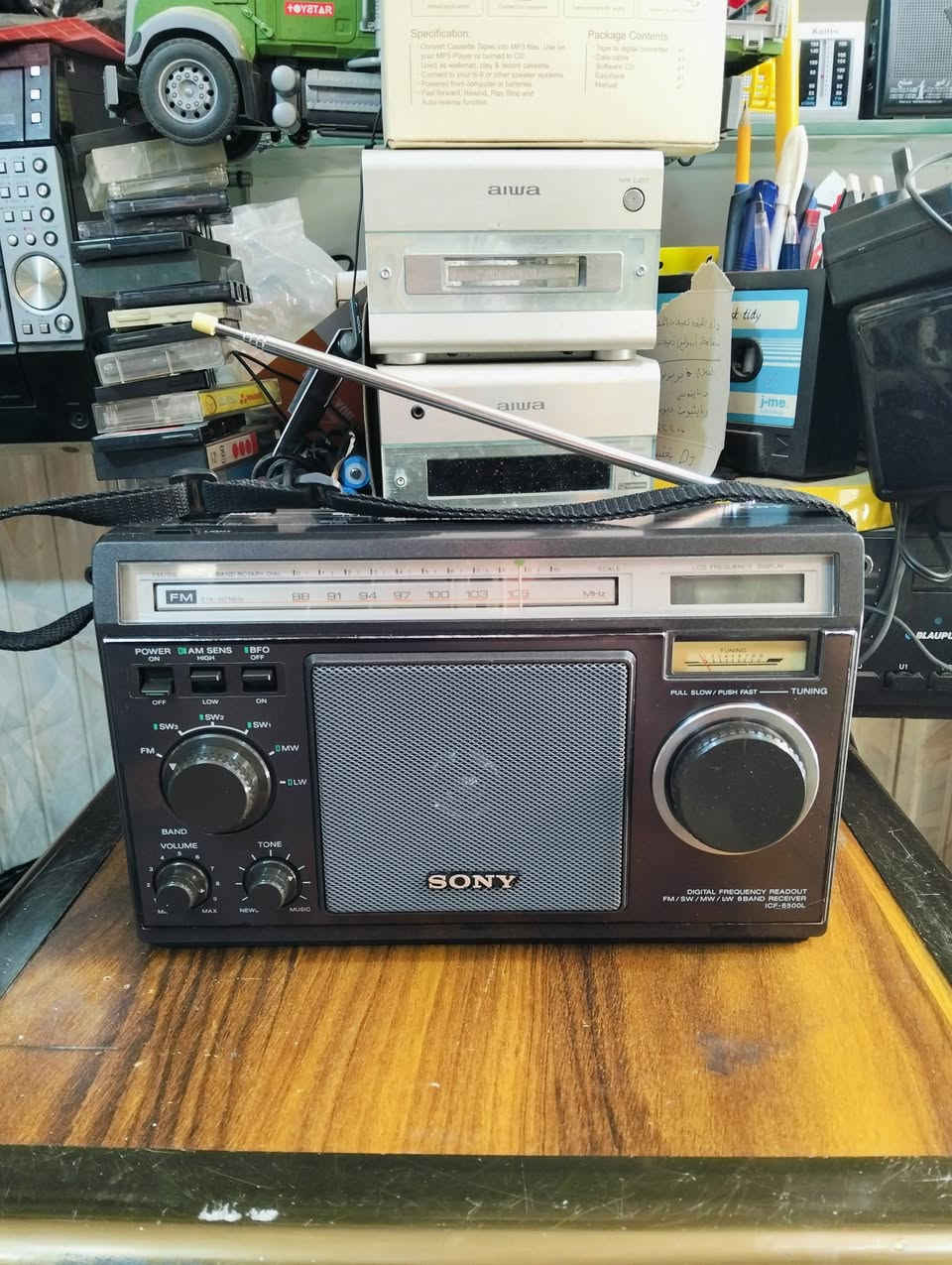 من نوادر 
راديو سوني SONY 
صناعه ياباني صنع سنة 1982 
جهاز بلادي غير داخل تصليح 
موجات الراديو 6 موجات مع FM 
اناره شغاله موشر كيج هوائي متحرك 
يعمل باتري وسط عدد 6 ومحوله خارجه 
يوجد فديو بالمنشور يوضح التشغيل 
للحجز والاستفسار المراسله على الخاص


**إذا كنت صاحب هذا الإعلان وتريد حذفه لأي سبب، رجاءا أرسل رسالة إلى الدعم الفني**