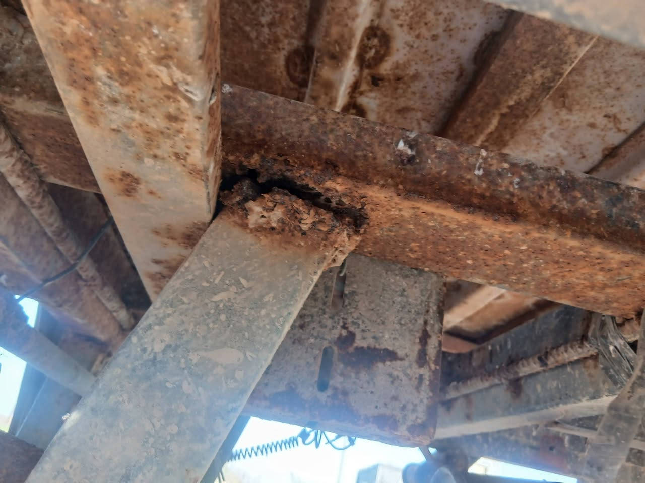 سلام عليكم ستوته البيع متروكه بمعنه متروكه محرك موديل 22 شغال بس كلجاته منتهيات وشاصي طاك من جيهتين بيه تخم تايرات جداد وبيه اكسن صقر نضيف كلش كلك كلك مكاني رميثى يم صيطرت العارضيات  هاذه رقمي وبيه وتساب  ***********سعر خاص
