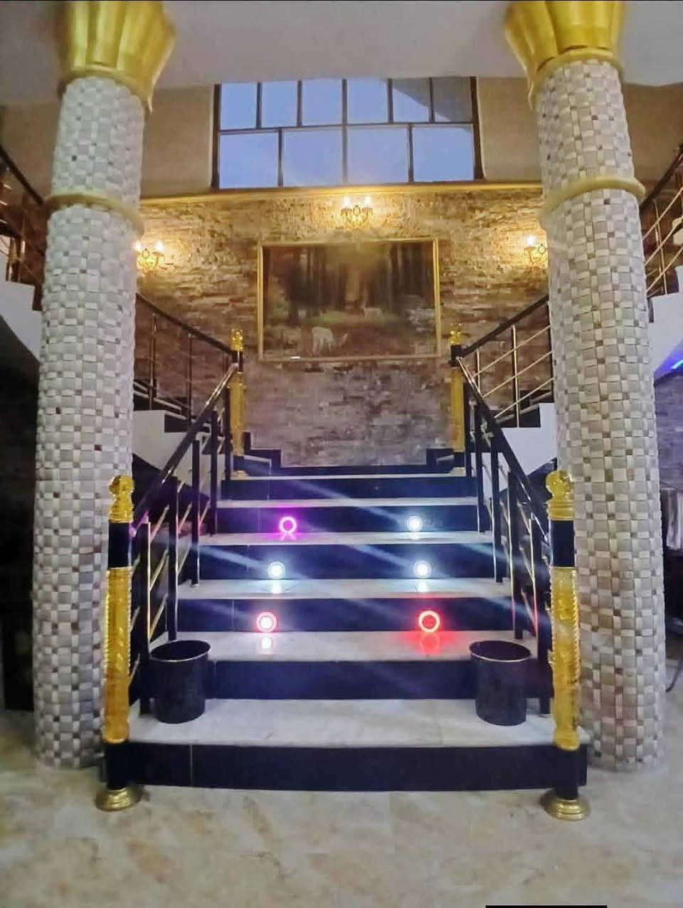 📍 الموقع: شارع 80، خلف بانزين خانة الأضواء، قرب مول نون – سابع بيت ركن
🔸 المساحة: 400 متر مربع
🔸 النزال: 20×20 - ( ركن )
🔸 البناء: حديث، صب مسلح، طابقين
🔸 الواجهة: حجر مع تطعيم
🔸 السند: سند 25 - طابو زراعي مستقل
⸻
🏠 الطابق الأول:
 • 5 غرف نوم (منها 2 سويت)
 • صالة كبيرة بمساحة 11×5 متر
 • استقبال كبير يحيط بجميع أجزاء البيت
 • مطبخين (حار وبارد)
 • مجمع صحيات كامل
 • 3 مناور تحيط بالبيت من كل الاتجاهات
 • كراج كبير + مجمع صحيات غربي خارجية

🏠 الطابق الثاني:
 • 4 غرف نوم
 • استقبال كبير يغطي مساحة الطابق
 • مجمع صحيات كامل
 • سطح أول و سطح ثاني

🧱 المميزات الإضافية:
 • درج فرعوني باتجاهين
 • الطابق الأول منفصل عن الثاني من حيث الماء والكهرباء والمجاري
⸻
 للاستفسار على الرقم او التواصل على الخاص 
***********  :📞
