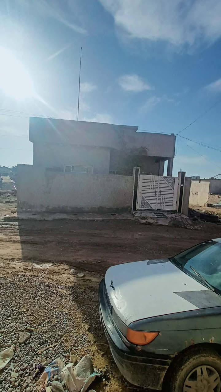 السلام عليكم بيت موقعو حي الزياده وبيه وصل بلدي هوالتبليط على اساس هل الايام يصلنا الارضيه كلها بورسلين واجه عشره وعمق 15 المساحه 150 مترغرفتين نوم واستقبا ل ومشتملات ومطبخ وحمام كامل بناء حديث اساس بادلو البيت متعوب عليه او تبليط راح يصلو  السعر 57 وبي مجال الشاري رقم الهاتف ***********
