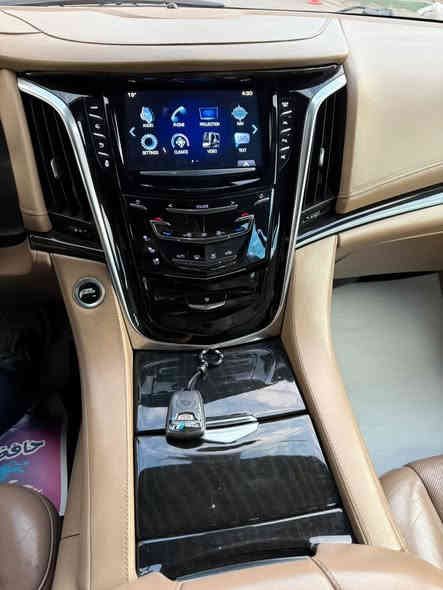 السلام عليكم 

كاديلاك سكاليد بلاتينيوم 🇺🇸🇺🇸🇺🇸 ٢٠١٨ 

#انسب سعر 
#سعر مناسب

‎خليجي وكاله المنصور  

السياره فول  دبل رادار و دبل لحيه ✅

مغلفه ppf 

‎المواصفات 👑

‎شعارالكاديلاك  تحت الدعاميه الخلفيه 🛑
‎جنطه كهرباء 🛑دوسات كهربا 
‎مساج بلكشنات 🛑
‎كامره بلمرايه ً🛑
‎4 كامرات 🛑
‎5  عدد بصمات 🛑
‎تشغيل  عن بعد 🛑
‎جامه الخلفيه كهرباء 🛑
‎لايت عدسات 🛑
‎سقف شاموه أسود 🛑
‎مري شفط 🛑
‎٤  شاشات 🛑

ماشيه 85 الف 
وباقي المواصفات المعروفه

السياره مكفوله بدون صبغ

 هزه وفحص وتحويل كله مضمون 

السعر ٣٩٠ 💵💵 

*********** ☎️☎️
