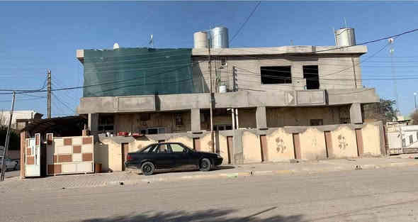 دار للبيع في حي الخضراء  ً فقط يحتاج صبغ فقط  
- ((طابو )) صرفف صرف  
 
ركن شارع عريض  - مجاور دائره الرعايه الاجتماعيه  
قريب على 5 مدارس  وجامع 4 مولات  وروضه وملاعب ثنين وطريق المطار + طريق المعارض  
 
قاطين * مساحته 200 متر الطابو + 100 متر حديقه فضلى ) 
الطابق الاول  كراج كبير  
مطبخ فول سيراميك  جديد وسقف ثانوي جديد 
غرف جدد مصبوغه مع ديكورات بالصبغ ❤️ 
هول كبير  
غرف نوم عدد 2  
حمام وتواليت كاشي فول  
وحديقه خارجيه + كراج كبير لسيارتين  
 
يحتوي على كراجين للسيارات كل كراج يتسع سيارتين 
الطابق الثاني قسمين  - بناء جديد ناقصه صبغ 
#قسم يحتوي على مطبخ كبير وغرفه نوم + استقبال + حمام وتواليت وهول  - وبلكونه  الارضيه فول سيراميك   
 
#قسم الثاني يحتوي على غرفه استقبال كبيره + هول + حمام وتواليت وبلكونه عدد 2  / بس ناقصه شبابيك وبياض وكاشي كهرباء واصله هم  
 
*********** صاحب الدار  
السعر خاص لطفآ ♥️
