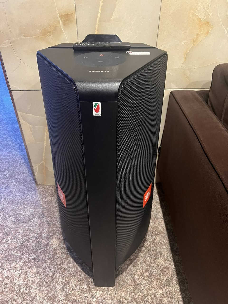 للبيع 
 الميزات الرئيسية لـ Samsung MX-T70:
قوة صوت هائلة: 1500 واط (RMS) مع ميزة Bass Booster لتعزيز الترددات المنخفضة.
صوت ثنائي الاتجاه: تصميم يوزع الصوت في اتجاهين لملء الغرفة.
إضاءة الحفلات (LED Party Lights): أنماط إضاءة متنوعة (Party, Ambient, Dance, Thunder Bolt, Star) تتناسب مع الإيقاع.
وضع الكاريوكي: مدخلان للميكروفون للغناء الجماعي.
التشغيل الجماعي (Group Play): ربط ما يصل إلى 10 أجهزة سامسونج الصوتية سلكياً أو لاسلكياً.
مقاومة رذاذ الماء: لوحة علوية مقاومة للماء (Splash Resistant).
اتصال بلوتوث متعدد: توصيل جهازين محمولين في نفس الوقت.
تطبيق Sound Tower: للتحكم في الإضاءة والمؤثرات الصوتية والـ EQ. 
samsung.com
samsung.com
 +5
يعد هذا النظام خياراً ممتازاً للحفلات الكبيرة والمناسبات الداخلية والخارجية.


**إذا كنت صاحب هذا الإعلان وتريد حذفه لأي سبب، رجاءا أرسل رسالة إلى الدعم الفني**