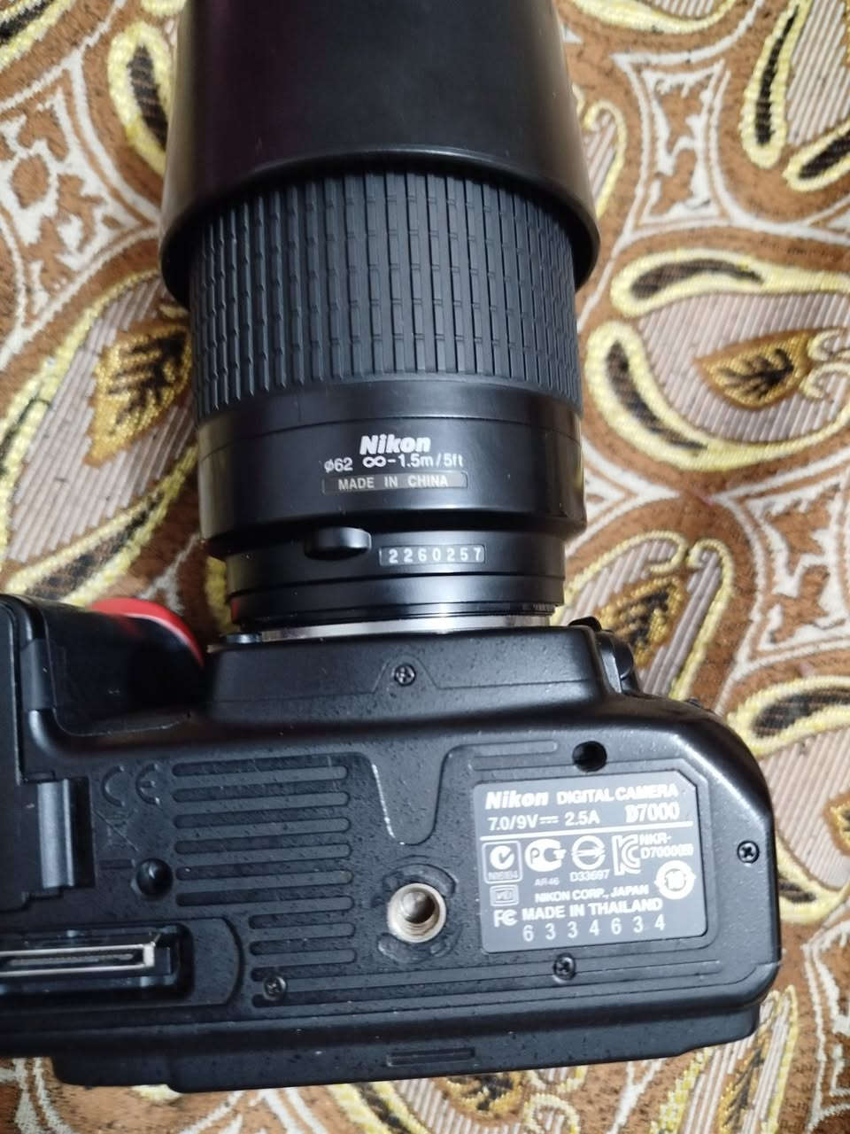 كامره نيكون D7000 الكامره نظيفه
وياها زوم 70-300 وشاحنه 
مكاني حله سعرها 400 وبيها مجال 

***********
