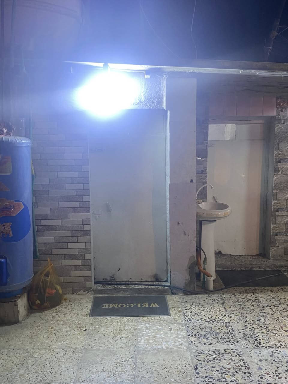 السلام عليكم بيت تجاوز للبيع المساحه 200
خلف ملعب الطموح قرب جامع العبيدي 
يحتوي علا استقبال مساحته5*5
ثلاث غرف نوم وحده5*5
وثنين غرف 4*5
وصاله 7*3
ومطبخ 5*4
وخلف البيت ترك علا عرض البيت 
للاستفسار خاص او الاتصال علا هاذ الرقم ***********
