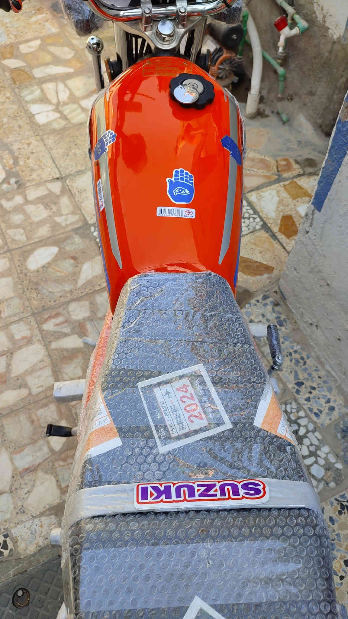 سلام عليكم دراجه ارشا موديل 2023 لون برتقالي صالنصه ام صوت فقط بستم ولباقي مكفول دراجه جديده سعر 875 اوراق اصولي وكيله العارضي مكاني نجف رقم ***********
