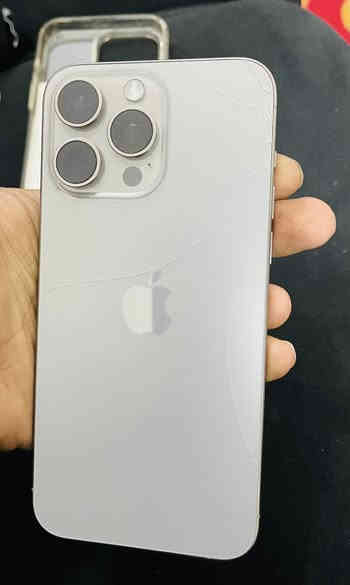 ايفون 15 برو ماكس.  للبيع. مبدل بي شاشه اصليه وكاله. فيس ايدي شغال. والضهر مالته مكسور. مثل ما موضح كدامكم. ذاكره 256. بطاريه 86.  جهاز نضيف. استخدام قليل. 
السعر. 975 الف وبي مجال. ***********
