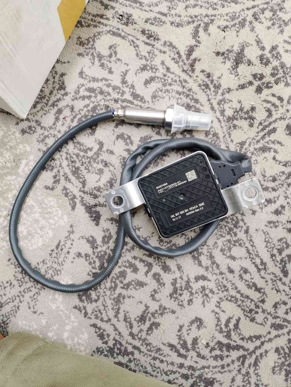 للبيع 
حساس نوز (NOx Sensor) أصلي لمجموعة فولكس واجن
​التفاصيل:
​النوع: حساس نوز (NOx Sensor) مع العقل الخاص به.
​رقم القطعة (Part Number): 04L 907 805 BH.
​الحالة: نظيف جداً (أصلي بلاد).
​السيارات المناسبة: يشد على سيارات (VW, Audi, Skoda, Seat) المحركات الديزل (TDI) موديلات ٢٠١٦ فما فوق.
​الموديلات: (Golf, Passat, Tiguan, Audi A3/A4) وغيرها من فئة يورو 6 (Euro 6).


**إذا كنت صاحب هذا الإعلان وتريد حذفه لأي سبب، رجاءا أرسل رسالة إلى الدعم الفني**