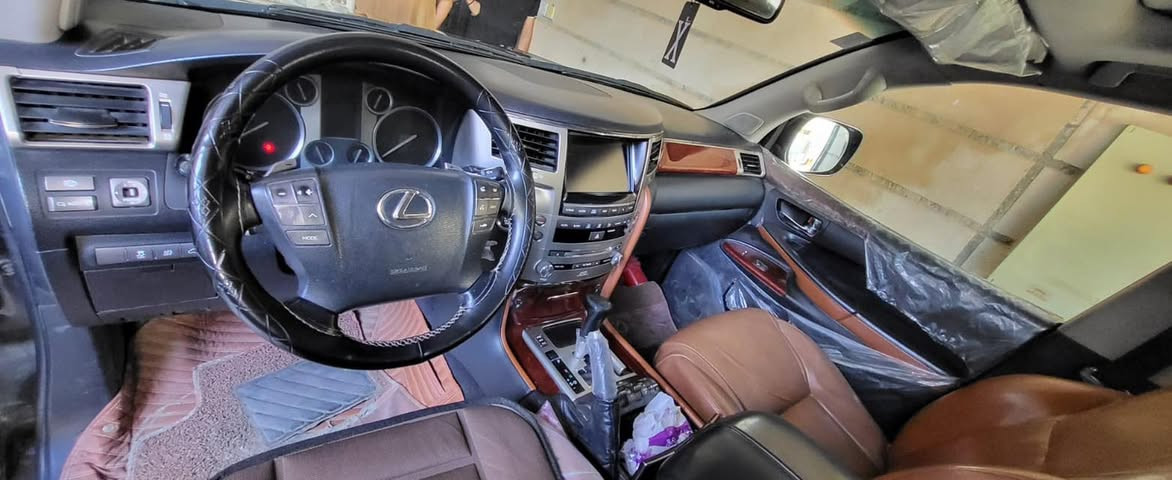 السلام عليكم 
لكزز lx570 موديل ٢٠١٢
رقم بغداد مميز بسمي ✅
مواصفات sport خليجي 
مكينة كير بشرط 
حدادية بشرط شركة 
تخم تاير جديد دلوب 
مواصفات :
تشغيل عن بعد
جام يصعد وينزل بالبصمة
تشغيل بصمه + ٤ بيبان بصمه 
سلايد
ستيرن كهرباء
جكات تصعد وتنزل 
مانع انحدار 
نظام التفاف الي  
جميع الكشنات كهرباء حتى الخلفية  
كشنات امامية تدفئة وتبريد 
لايتات نظام afs تصعد وتنزل مع السياقه 
زراك لايت 
انظمه قيادة sprot normal comfort 
نظام زحف الي 
نظام دفلوك 
نظام نزول للاشخاص الكبيره في السن والمعاقه
رادار امامي مع كروس السرعه توقف ذاتي عند الاقتراب من سياره 
حساسات امايه وخلفيه وجانبيه 
٤ كامرات ٣٦٠ درجه 
صندوق كهرباء 
مرايه قلاب
طفاية حريق بلادية
ثلاجة في مسند الذراع  
وسائد هواية ٨ 
شاشه وسطيه اماميه + شاشات
سياره جديده كلش 
السعر:350وبيه مجال بسيط بيع او مراوس
رقم الهاتف:***********
