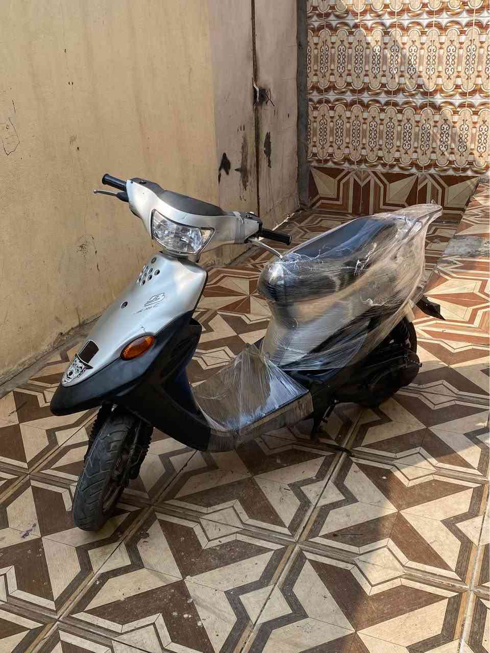 دراجة تسع زروف حلوة  ونضيفة مكينة ناعمه كلش  اشاير لايت هورن كلها شغالة تخم تاير جديد مكينه مامجفتها وانت تجي وتفحص نقصها فقط باتري  وكفر مختم مو تجاري سعر350 بي مجال مكاني بصره قبلة *********** البصرة, العراق
