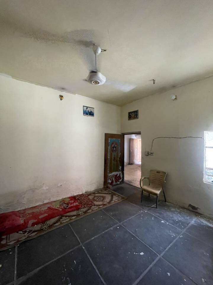 سلام عليكم بيت البيع ١٨٠متر مقابيل صوره الطيار بلدوانم بيت طابقين يحتوي عله اربع غرف ثنين جوه وثنين فوك تبليط مجاري كلشي موجود مثل ما واضح بلصوره *********** هذه رقمي او مراسله الصفحه علاء العطواني سعر المطلوب 47وبي مجال
