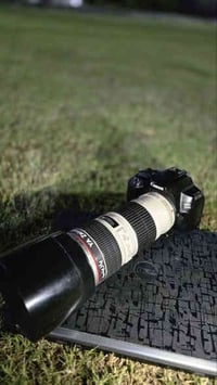 كامره كانون 250D مع عدسة فتحة 4 للبيع 07740055060