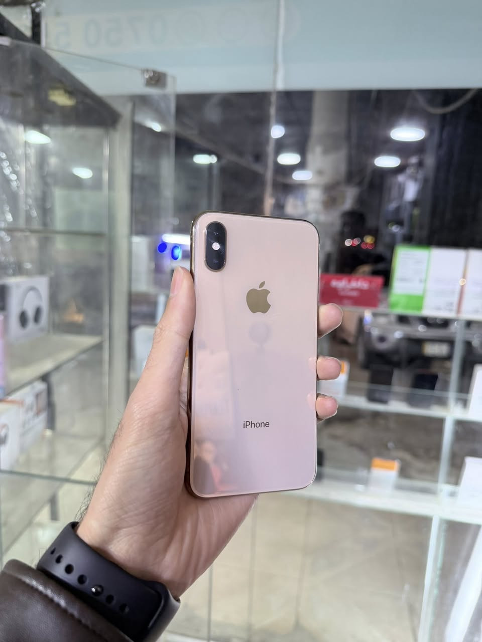 ئایفۆن ئیکس ئێس 
یەک سیمکارت و ئی سیم دەتوانی بیکەیتە دوو سیم
سەدا ٩٩ خاوێنە کەپسە زەمانی هەواو کۆمپیتەر
زاکیرەی 256 گێگا  نرخی 189 هەزار
ناونیشان هەولێر قەلاتی نوێ مۆبایلی هاوکار
ژمارە مۆبایل ***********
