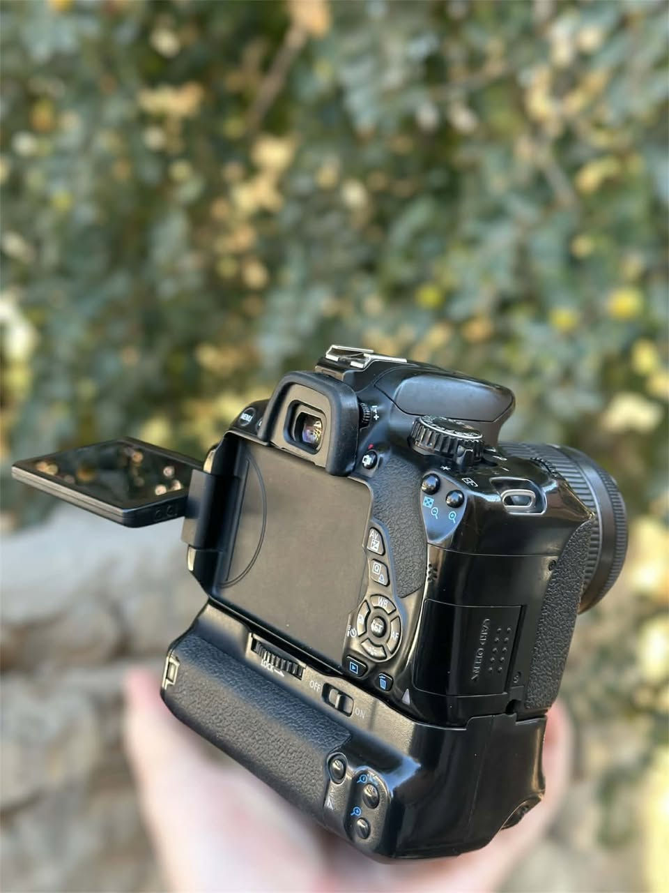 للبيع كاميرا Canon EOS 650D بحالة مرتبة ونظيفة، مناسبة للمبتدئين والمحترفين بالتصوير 📸
الكاميرا تصور صور وفيديو Full HD بجودة عالية، بيها شاشة متحركة ولمس، ودقة 18 ميگابكسل مع فوكس سريع وأداء ممتاز بالتصوير.  

🔹 المواصفات:
• دقة 18MP
• تصوير Full HD
• شاشة متحركة Touch
• تصوير متواصل 5fps
• تدعم عدسات Canon EF / EF-S
• مناسبة للتصوير الاحترافي وصناعة المحتوى  

🔸 الملحقات:
✔️ عدسة
✔️ جنطة
✔️ شاحنة
✔️ كرب/كيبل
✔️ حزام كتف
✔️ بطاريتين

الكاميرا جاهزة للاستخدام وما تحتاج أي شي ✨
الي يهمه يراسلني خاص او واتس ***********
سعرها 350 وبيها مجال

