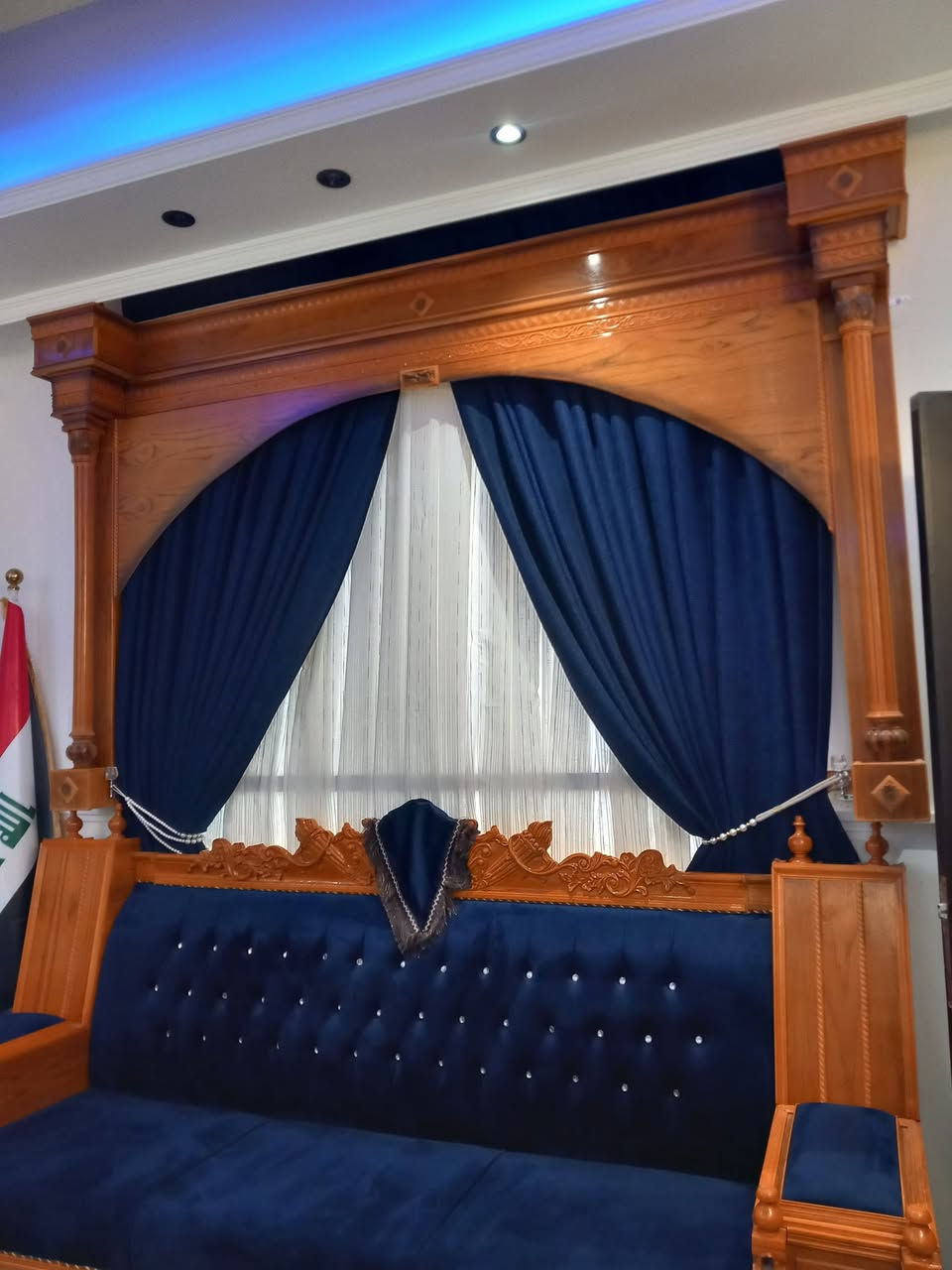 السلام عليكم عندي مسرح شباك عدد ثنين ٢ رتفاع متر ٥٠ طول ٢متر *********** خشب عراقي درجه اول مانه الله مسويه ٨٠٠الف
