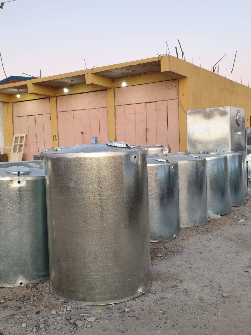 معمل خزانات بيجي شارع العام قرب شارع البعيجي معمل الثلج يوجد تانكيات نفط زغار وكبار ومقطورات  باانواعها حديد ثقيل وخفيف حسب الطلب للاستفسار اتصل ع *********** /// ***********
