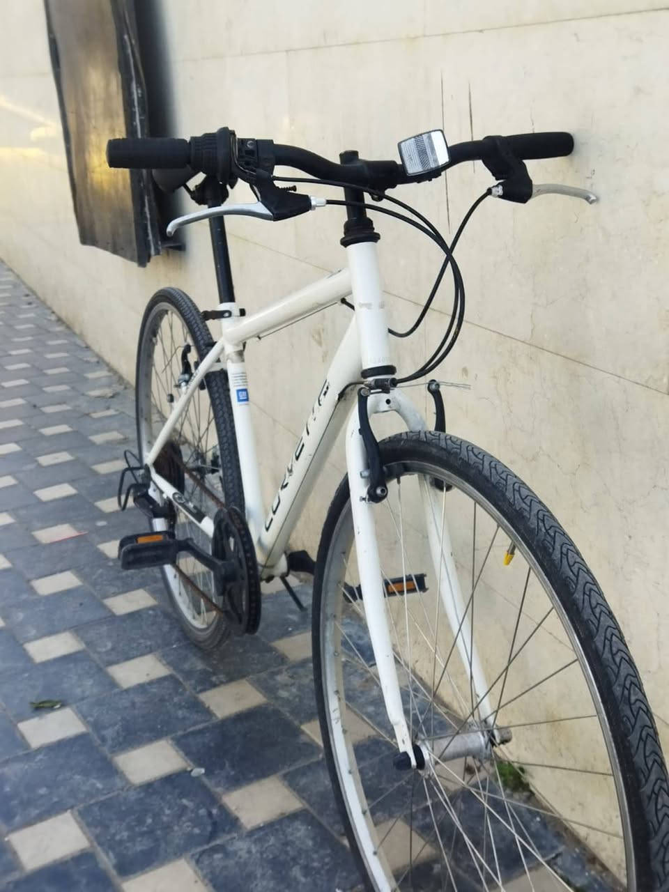 سلام وعليكم 
بايك من ماركه CORVETTE  المعروفه 
البايك كسر حاويه 
قطعه نضيفه كلش 
البايك كير سستم شيمانو تورني ٧ نمر 
وياله موس
حجم ٢٨ 
البايك صنع امريكي GM 🇺🇲
سعره ١٢٠ وبي مجال 
مكان بغداد الاعضميه 
للستفسار تفضل خاص او *********** واتساب
