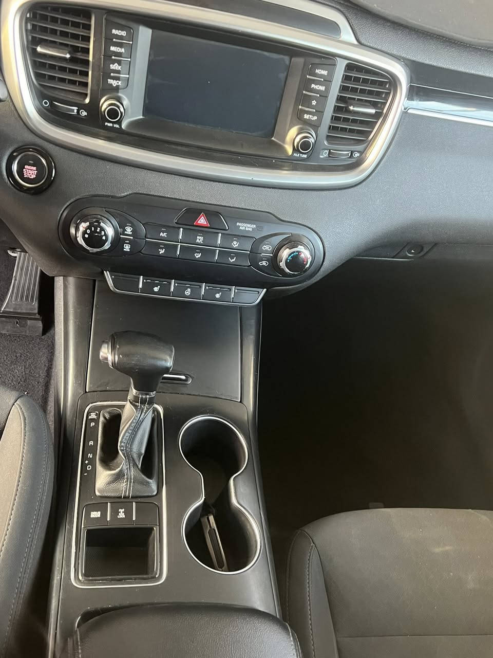 سلام عليكم سورنتو موديل 19 أمريكي حادثهه چاملغ وبنيد بدون دواخل كفاله گير ومكينه فول من عدى الفتحه المكينه 2400 5 راكب تبريد قطعتين ماشية 58 ك حقيقي بسمي شخصياً رقم الهاتف *********** واتساب
