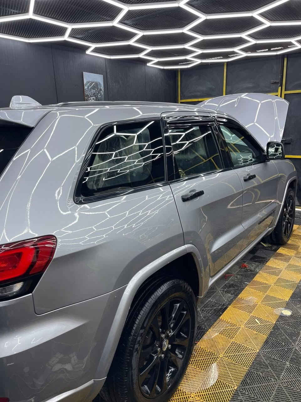 سلام عليكم جيب  ٢٠١٨
بلاك توب 
1. ماشيه 70 الف 
2. رادارات خلفي 
3. كشنات جلد و شامو 
4. شاشه كبيره 
5. كامره خلفيه
6. حساسات بلادي 
7. لايت + لايت زنون 
8. نظام سبورت نظام ايكو نظام مانع انزلاق 
9. بصمه + تشغيل عن بعد 
10. صندوق كهرباء 
11. نظام الاوتو ستوي 
12. كشنات تتفئه 
13. فور ويل 
14. محرك ٦ سلندر 
15. صدر خير من الله مابيه نقص حدادية تايرات كلة جديد 
16كير محرك مكفولات كفالة عامة 
16. مكان السياره بغداد حي اور  
17. رقم اربيل  الدولي الجديد  
18.صور الحادث موجودة 
19. التلفون *********** 
20. السعر 18500 ورقة 
ملاحظة :السيارة اشتريتهة مكينة مفتوحة واني بدلت المكينة مال جيب موديل 18 كاملة طابوكة لذالك المكينة مكفولة كفالة عامة
