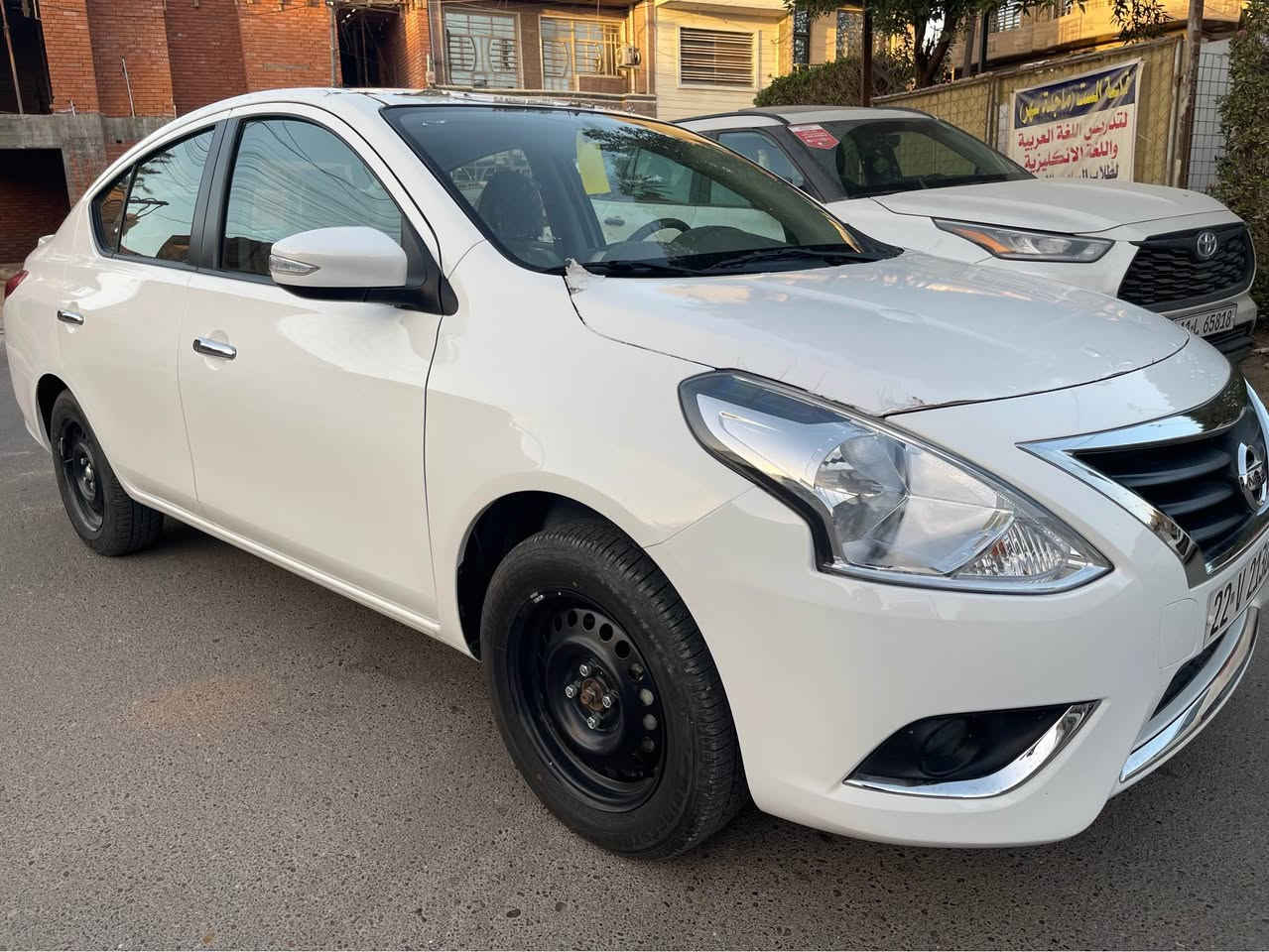 السلام عليكم 
نيسان سني (( 2025 )) اربيل ماشية 2000 زيرو بحالة الوكالة 
العقد والوكالة مجاني والتحويل مباشر 
المواصفات: 
شاشة اصلية، كاميرا خلفية، جام كهرباء عدد 4، قطعتين تبريد، اشاير بالمري، داخل بيجي، ايرباك عدد 2، تحكم ستيرن، يدات نيكل، حساس خلفي، شباك نيكل، سبايدر، بلوجكتر اصلي، كشن السائق جك، محرك 1500، مانع انزلاق، ويل حجم15، اواكس، USB ،بلوتوث، 
عنواني  الاعظمية 
موبايل ☎️  *********** . بغداد, العراق
