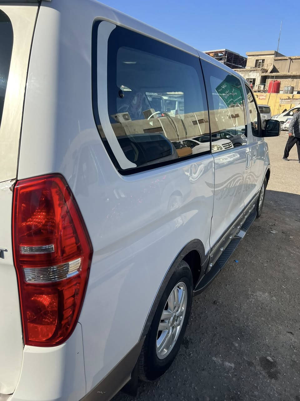 السلام عليكم 17دبلو للبيع رقم بصرة السيارة بيهة ضربه بالصدر مبدل مدكر وبنيد بسمي استفسار اتصل *********** السعر 210بيه مجال
