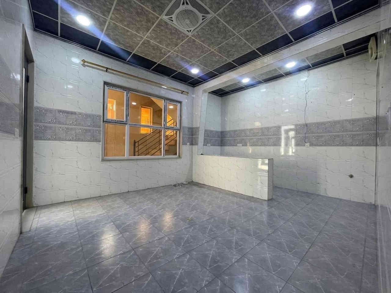 ⚜️مكتب البلديات للعقار⚜️
للبيع دار استثماري سكني سند طابو في حي التحرير 
مقابل جامع آل البيت ، سنة البناء ٢٠٢٣ على شارع ١٢ متر
يبعد عن الشارع العام السايدين ١٠٠ متر
المساحة ١٥٠م الواجهة ١٠م ( سند مستقل ) بأسم الشرعي
يتكون من دار طابق أرض + شقتين بالطابق الثاني
مأجر بالكامل ، وارد مليون دينار شهرياً
السعر ١٨٥ مليون
للإستفسار الإتصال☎️ *********** ☎️ ***********
عنوان المكتب / الموصل حي المشراق فرع مطعم طماطة2
