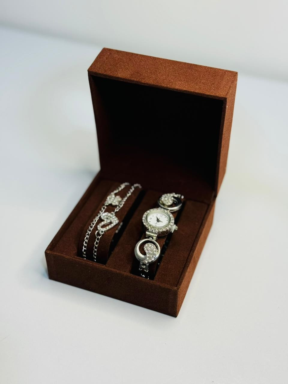 ساعة⌚ يد نسائية أنيقة بلون ذهبي وفضي مصممة. تأتي الساعة مع إسوارة متناسقة بنفس التصميم داخل علبة أنيقة، لتكون خيار مثالي للهدايا والمناسبات الخاصة. (سعر 10ألف))
توصيل مجاني جامعة المثنى.والرميثة


**إذا كنت صاحب هذا الإعلان وتريد حذفه لأي سبب، رجاءا أرسل رسالة إلى الدعم الفني**