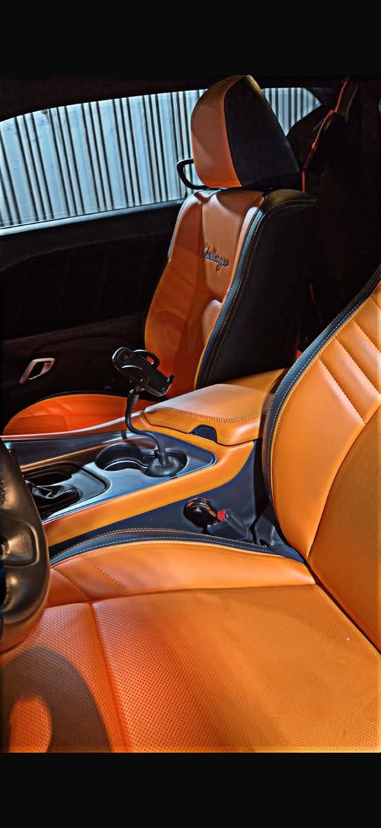 جالنجر 2023 بدون رقم منفيست باسمي السياره  جديده صبغ فقط جاملغ ودعاميه ( سلندر 3600 عليهه منظومه زينون وسستم صوت عملاق ودوشمه تخبل 
السعر 189 ورقه بيع فقط ***********
