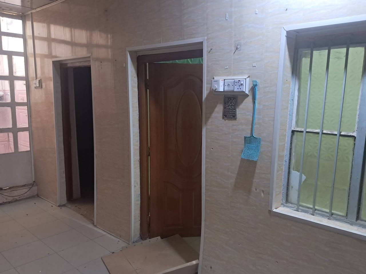 بيت للايجار قرب الدب بالناصريه
جهة الصبه 
٣ غرف نوم 
استقبال،صاله، مطبخ حار وبارد 
صحيات.   بالطابق الثاني غرفه نوم وبالصطح غرفه تغزين وصحيات 
قريب على الكورنيش والحبوبي يحتوي على سبالت عدد ٢ وكيزر وماطور وتانكي ماء ومجموعه تصفيه ماء الخ... 
الإيجار ٥٥٠ 
***********

