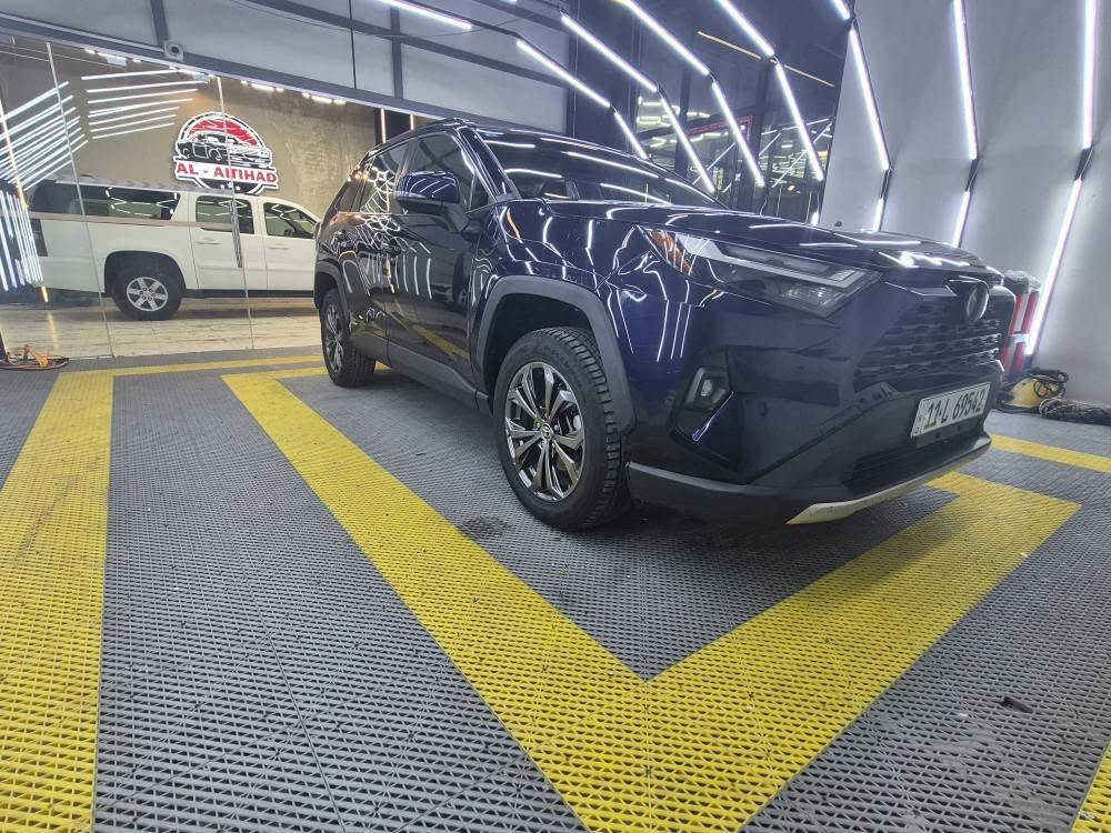 السلام عليكم....
TOYOTA  RAV4 HYBRD
XLE  PREMUM
لون حبري مميز 
موديل 2023 
فول مواصفات  هايبرد 
محرك 2.5  H 
عداد   44الف  M 
مواصفات السيارة 
بصمة  تشغيل وأبواب 
فتحة 
كشنات جلد
كشن كهرباء 
كشن خزن ميموري
تدفئة كشنات واستيرن 
انارة الداخلية ثلجي 
سماعات JBL
 دبل لدى امام بروجكتر 
رادار أمامي وجانبي وخلفي
مانع تصادم
صندوك كهرباء 
جام أربعة اوتو 
لايت اوتو 
شاشة كبيرة كامرة خلفية دوارة 
شاشة ابل كار بلي 
اشاير مري 
مانع انزلاق 
فور ويل 
٣ وضعيات للقيادة  ماوس 
تحكم استيرن فول
 مثبت سرعة واوامر صوتية ورادار تفاعلي وتحديد مسار شاشة اعطال حساس اطارات 
سيارة نظيفة جدا 
حادث بسيط بدون ايرباك 
تبديل جاملغ 
باب خلفي بارد 
صندوك أيضا بارد 
شي بسيط البارد 
سيارة رقم بغداد هزة جديدة 
ورقم الدولي 
ملاحظة / 
بالصور ناشر الشاصي وصور الحادث وسونار 
ماشية 44 الف مايل 
السعر / 23000 $
للاستفسار / ***********

