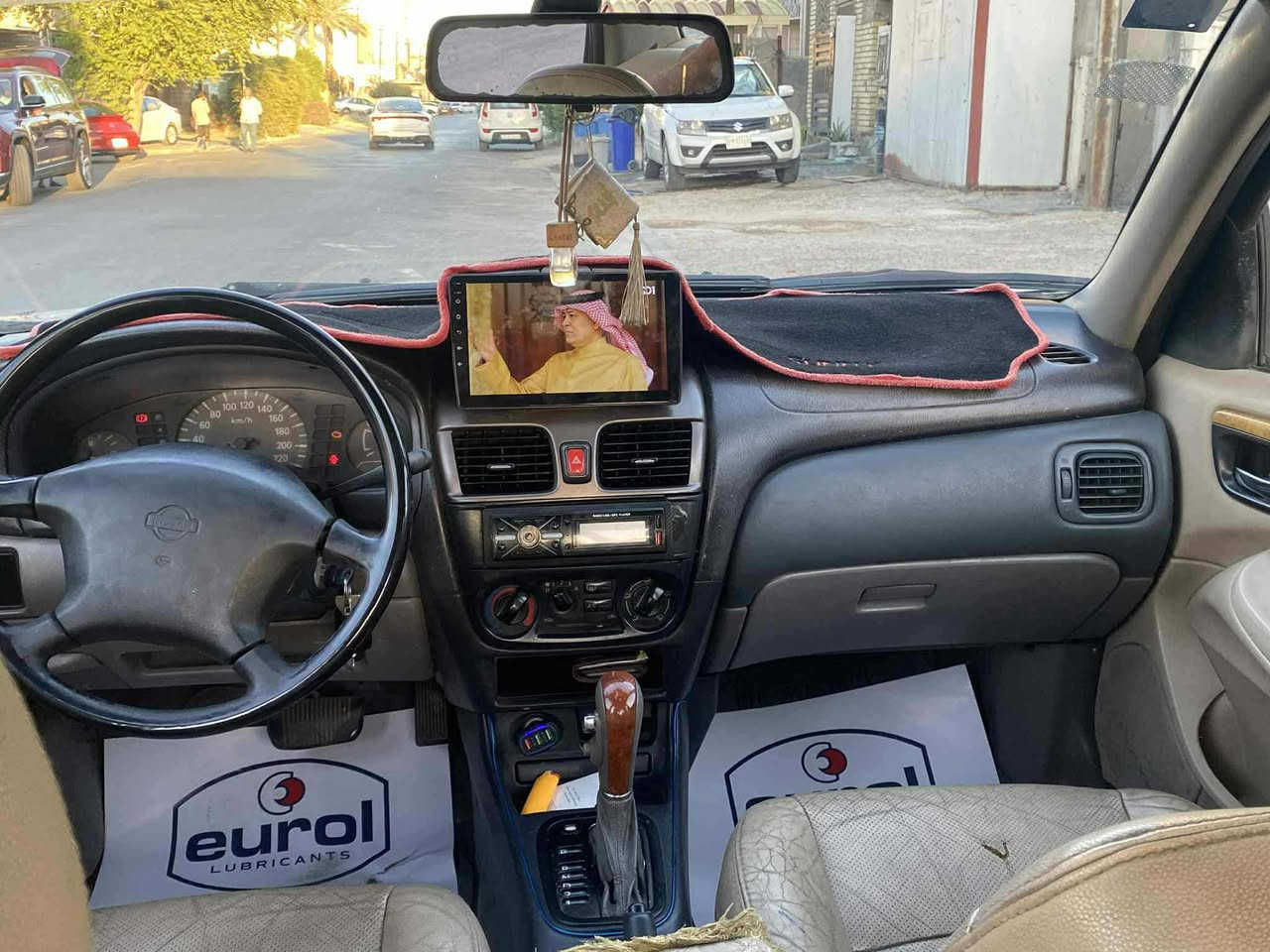 نيسان سني 2001 صدامي
محرك اسود رقم انكليزي
سعرها ٧٠ وبي مجال 
العنوان الرمادي السته كيلو 
***********
