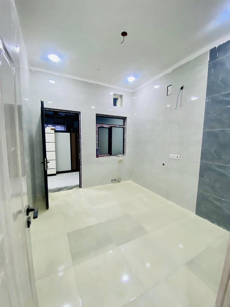 دار للبيع طابق ونصف مساحه 150 متر
بناء درجة أولى ( تسليم مفتاح ) .. 
( سعره مناسب جدًا )
✅اجيب غراضك وتكعد✅ جاهز للسكن .. 

⭕️ محتويات الدار
يحتوي الطابق الاول على: 
▪️استقبال 
▪️صاله 
▪️ غرف منام العدد 2
▪️مطبخ  
▪️  حمامات داخليه و خارجيه

⭕️الطابق الثاني يحتوي على غرفه عدد 1 

✔️بيت فول مواصفات

🟪  المواصفات :- 

 🔹البيت مصبوغ بالكامل صبغ جوتن🔥
🔹ابواب تركي درجه أولى 
🔹شبابيك ألمنيوم تفصال 
🔹كهرباء شغل درجة اولى 
🔹منظومة غاز 
🔹ماطورات و بوسترات صاعد و نازل 
🔹مقطوره ماء أساله 
🔹مقطورة ماء للشرب 
🔹محجر خارجي ارتفاع 75 سنتمتر 
🔹سخان ماء ( كيزر) مربوط وكامل

🟤 نوع العقار طابو  عراقي صرف باسم عراقي تكعد وي صاحب الارض 

🔺نوع البناء :- بلوك / كونكريت مسلح  
🔺المساحة :- 150 متر 
🔺مدخل الشارع. 10 متر

🔲 السعر :- مناسب جدا مال بيع لمعرفة السعر الإتصال او واتساب على الرقم 

***********
***********

⬛️ العنوان البصره ابو الخصيب منطقه ابو الجوزي قرب معمل ثلج اللامي

لارسال موقع البيت على الخارطة يرجى مراسلتي على الواتساب
