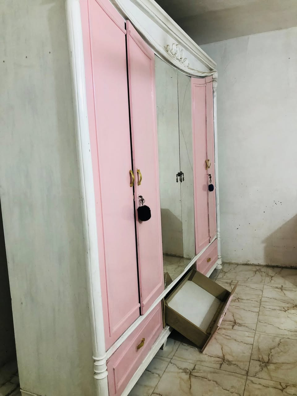 السلام عليكم
كنتور للبيع ب150 
بوفية ب100 
ميز مراية ب50 ملاحظة / شوية تعبان مو نفس الكنتور جديد مستعجلة ع بيعتهم 
الي يريد ياخذهم شلعة وحدة يكون افضل ويجي هوا يشوفهم بلبداية عنوان الجمهوري شارع سالم


**إذا كنت صاحب هذا الإعلان وتريد حذفه لأي سبب، رجاءا أرسل رسالة إلى الدعم الفني**