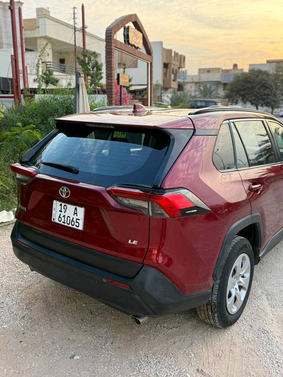 سيارة تويوتا راف فور LE موديل 2023 بلون أحمر غامق. بحالة ممتازة مع كفاءة قيادة عالية وراحة مثالية في الاستخدام اليومي. فحص شامل للسيارة ويبين عدم وجود أية أضرار هيكلية أو خدوش واضحة. مناسبة جداً للعائلات أو الأفراد الباحثين عن سيارة اقتصادية وعملية.