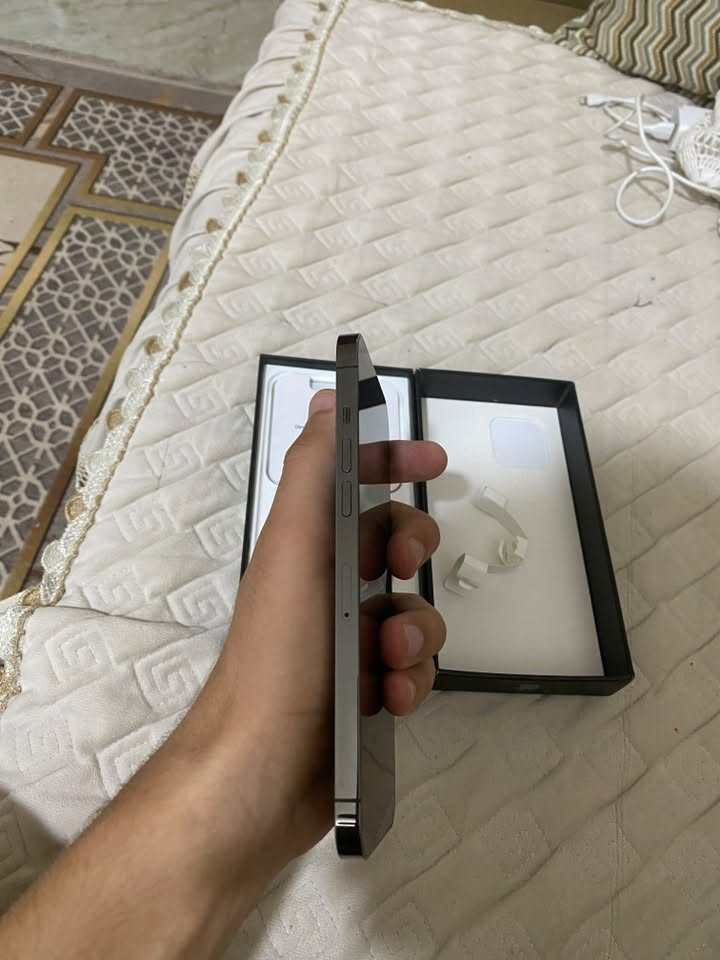 السلام عليكم 
iPhone 12 pro max 
ذاكرة 256gb 
نسخة ال5G
بطارية 🔋 79‎%‎ 
الجهاز نظيف كلشي ممبدل على وضع الشركة وكلشي شغال
السعر 490 الف دينار وبي مجال بسيط 
مكاني الحلة 
للتواصل ***********

