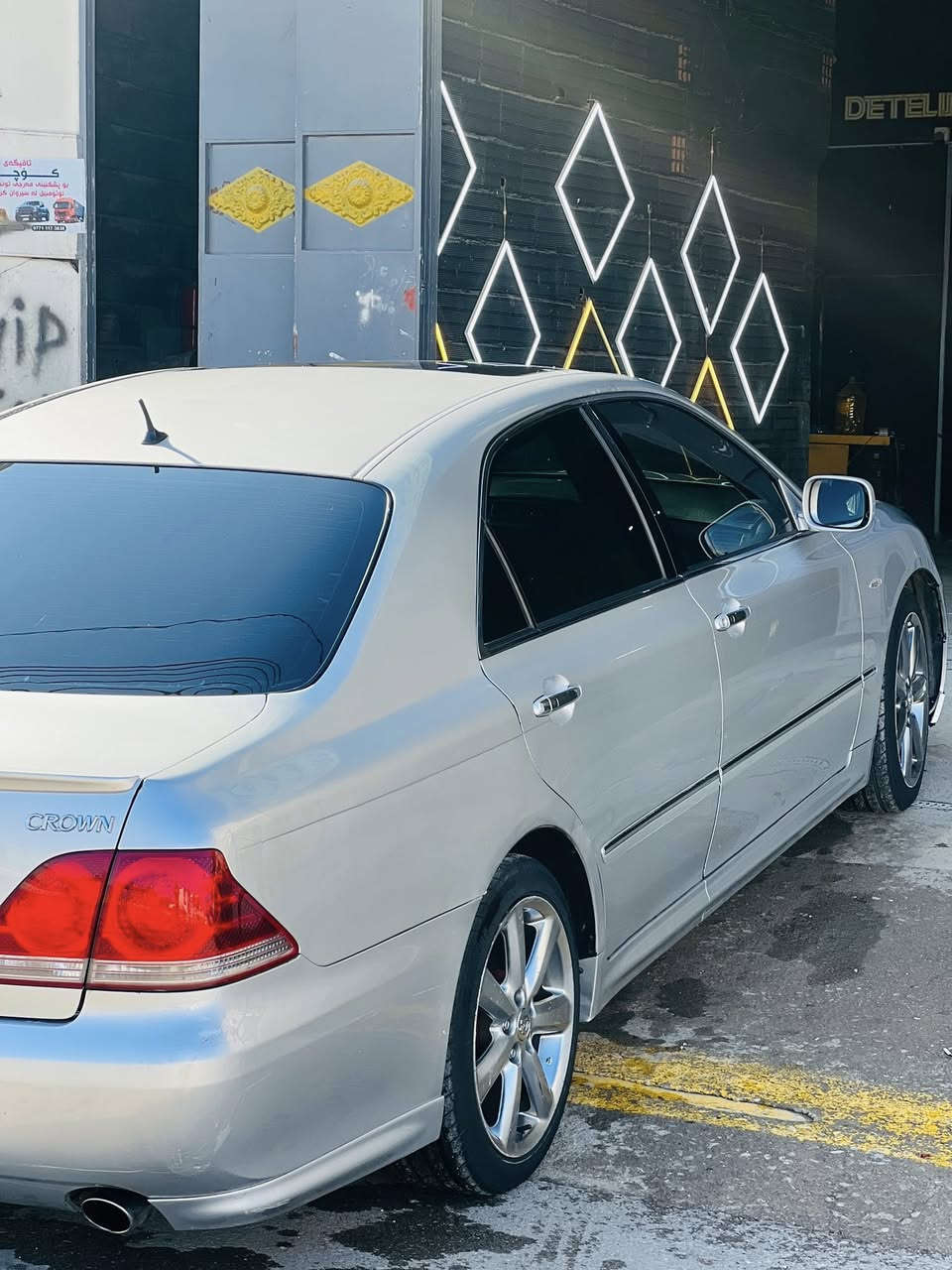 شاهینە موس موس 
گەورە بە گەوەرە  
یادی ٥٠ ساڵە 
بێ دوکەڵ 
٣ دوگمەی فول
سڵاید  
جڵد
ئاوێنە کارەباو ئۆتۆ
رۆن و هایدرۆلیکی تازە گۆراوە
ناو ڕەشی فۆرمیگا سور 
بێ تەقە و ڕەقە 
گێڕو مەکینە بە شەرتی ١٠٠ وەستا
کامل مەسرەف کراوە 
جامی پێشو دوا هەڵگیراوە
٤تایەو ویلی لۆکی لە ژێرە 
هەڵبجەی شەهید ***********
