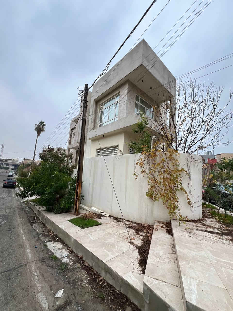 🏠دار للبيع بناء حديث Vip مساحة 270 متر ركن 🌀
🛑ثلاث طوابق بناء حديث Vip 💥
🔴نظام دكتات سبالت _ نظام كاميرات 📸 _ نظام إطفاء الحريق 🧯 + تم بناء المنزل وفق مواصفات حديثة وعبر شركة رصينة وكادر  متخصص بالبناء 🏠
1️⃣الطابق الاول : غرفة نوم + هول + استقبال + كراج + مطبخ + صحيات 🚾
2️⃣الطابق الثاني : ثلاثة غرفة نوم + هول + استقبال + مخزن + مطبخ + صحيات 🚾
3️⃣الطابق الثالث : ممكن يكون منفصل إلى مشتملين وممكن يكون طابق متكامل المشتمل له درج خارجي + داخلي 
⏮️المشتمل الاول : غرفة نوم + هول + مطبخ + صحيات 🚾
⏮️المشتمل الثاني : غرفة نوم (( سويت )) + مخزن + منور + صحيات 🚾
📄سند سكني ملك صرف / شرط القرآر التمليك والتحويل 
❌لانتعامل برفع سعر العقار عن سعرة الآصلي نجمع البايع بالمشتري مباشرتأ _ لا نوقف البيعة بخلاف عن الدالية 
🛑موقع مميز جدأ 🔥
🌍الموقع / (( حي الرفاق قرب عيادة الموصل الجراحية )) 🏭
للأستفسار
⏮️مراجعة مكتب العلاف لتجارة العقارات 🌟
أو الاتصال 
☎️ أسيا ***********
أو
☎️ كورك ***********
⏪️مع العلاف للعقار استثمارك في آمان ⭐️
🌐عنوان المكتب / الموصل _ حي الزراعي قرب جسر السويس 🔥
📌نستقبل عقاراتكم وطلباتكم العقارية .
